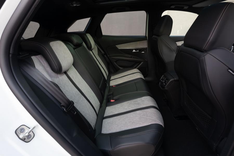 Интерьер Peugeot 3008 GT HYBRID4 2019 года  (WW) (фото 9 из 40)